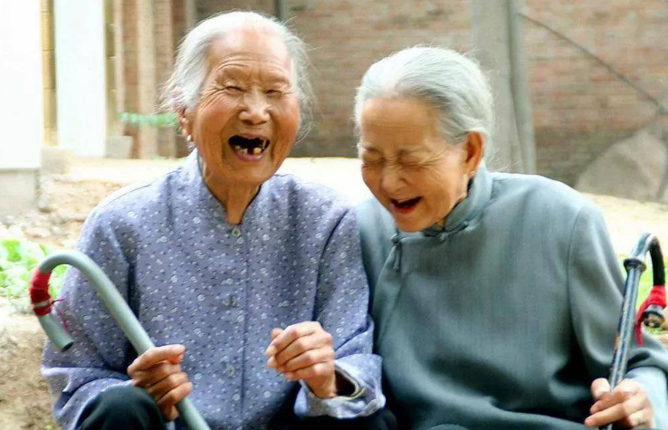 Nghi&ecirc;n cứu 724 người trong suốt 80 năm, ĐH Harvard ph&aacute;t hiện điểm chung của trường thọ l&agrave; 3 điều n&agrave;y, kh&ocirc;ng phải tập thể dục- Ảnh 1.