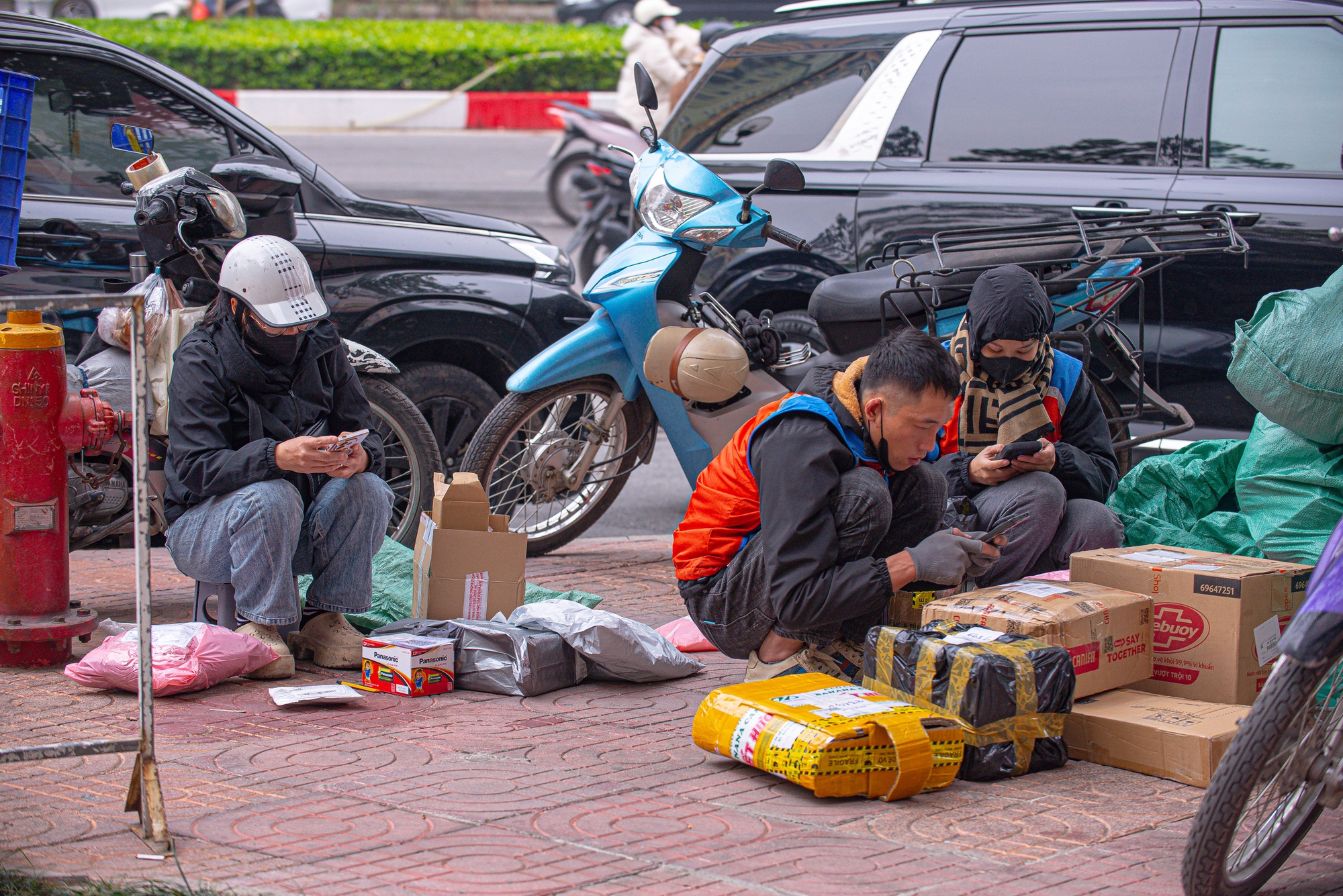 Cảnh đối lập: Thương hiệu đua nhau trả mặt bằng tại Trung tâm thương mại, nhà phố trong khi shipper bơi giữa đống hàng ở Hà Nội- Ảnh 9.