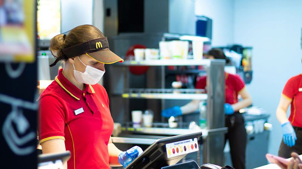 Vụ bê bối gây rúng động McDonald’s ở Anh: hơn 700 cựu nhân viên cáo buộc bị gạ “đổi sex lấy việc làm”- Ảnh 2.