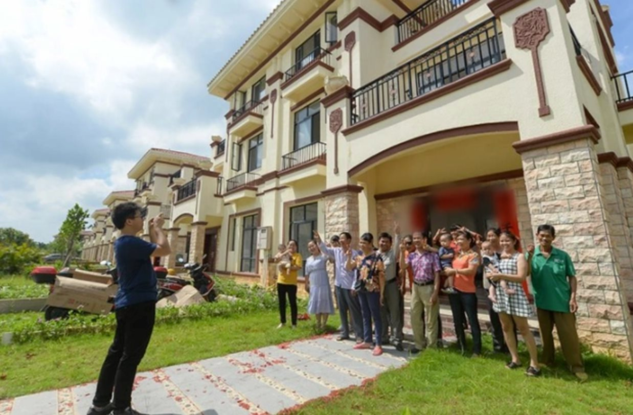 Chàng trai nghèo được cả làng góp tiền cho đi học, đến khi thành tỷ phú năm nào cũng biếu quà Tết, có người được lì xì gần 350 triệu đồng- Ảnh 1.