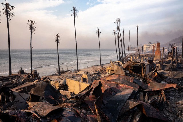 Hàng chục ngôi nhà ven biển ở Malibu đã bị phá hủy trong vụ cháy rừng đang nhấn chìm Los Angeles. Ảnh: MediaNews Group