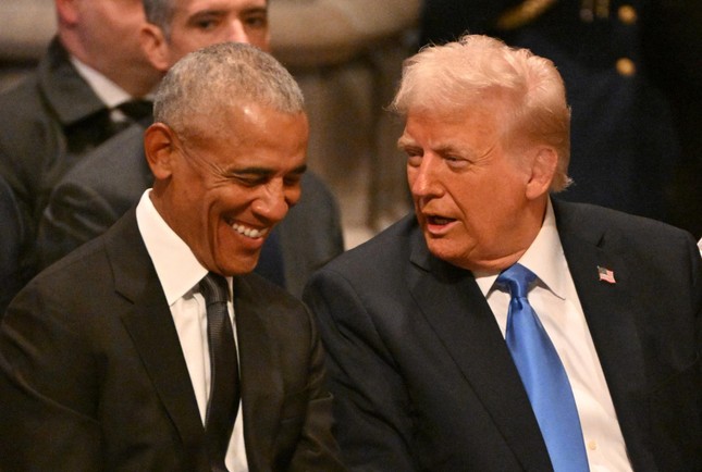 Ảnh ông Trump và ông Obama thân thiết gây bão mạng- Ảnh 1.