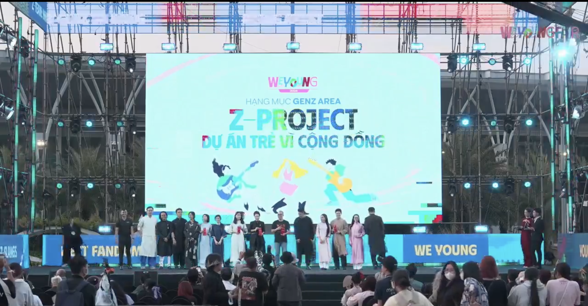 Các bạn trẻ Z-project rạng rỡ trên sân khấu WeYoung "Chúng ta tự hào, chúng ta là con người Việt Nam”- Ảnh 1.