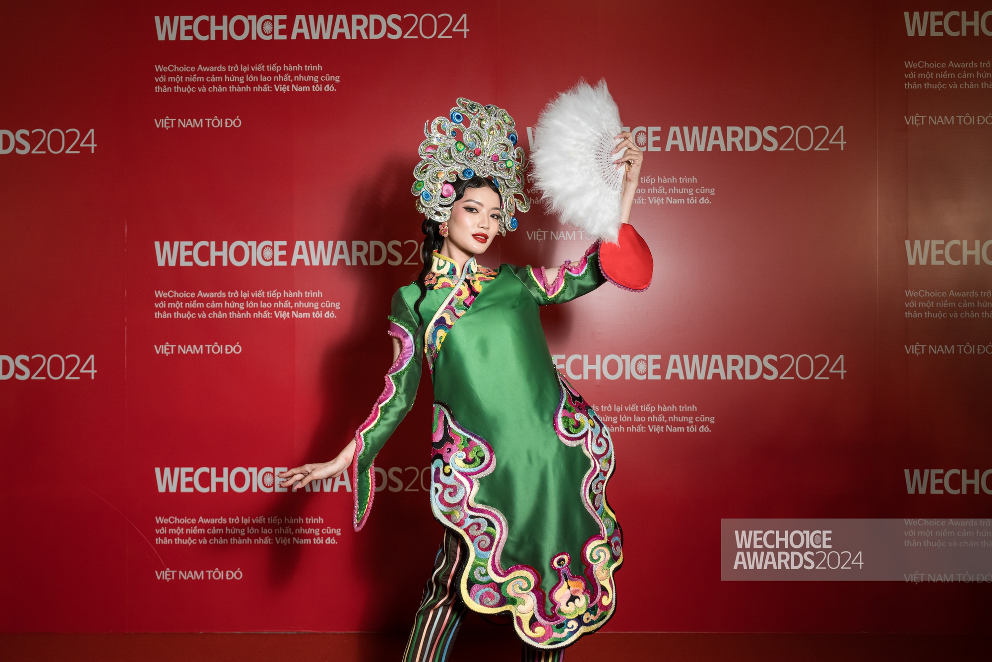 Cuộc chiến phụ kiện áo dài của vũ trụ mỹ nữ tại WeChoice Awards 2024 đẹp không tưởng!- Ảnh 2.