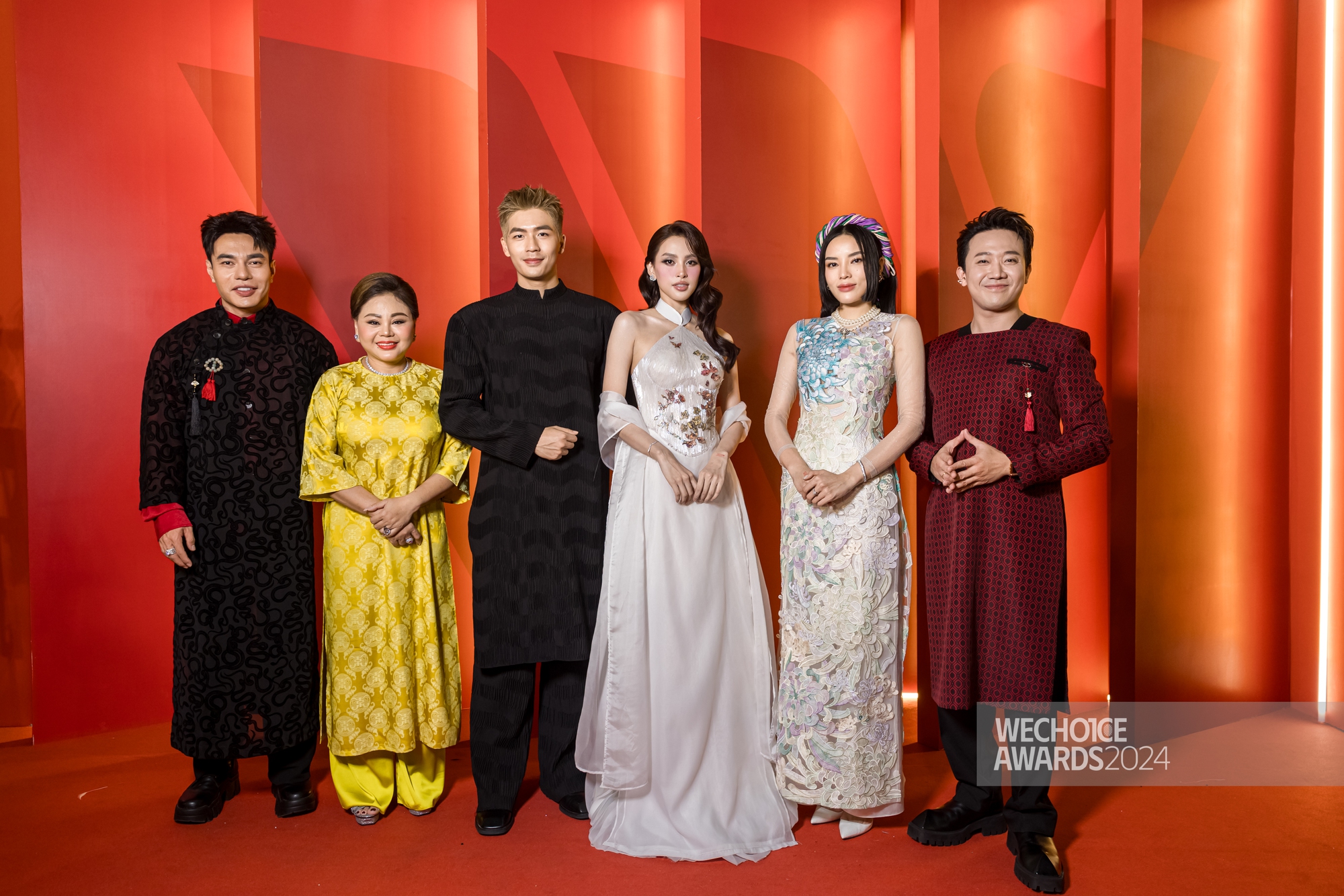 Siêu thảm đỏ đại hội áo dài hot nhất WeChoice Awards 2024: Nhã Phương - Trường Giang tình tứ, Trấn Thành hội ngộ dàn sao, dàn hậu đọ sắc nét căng!- Ảnh 1.