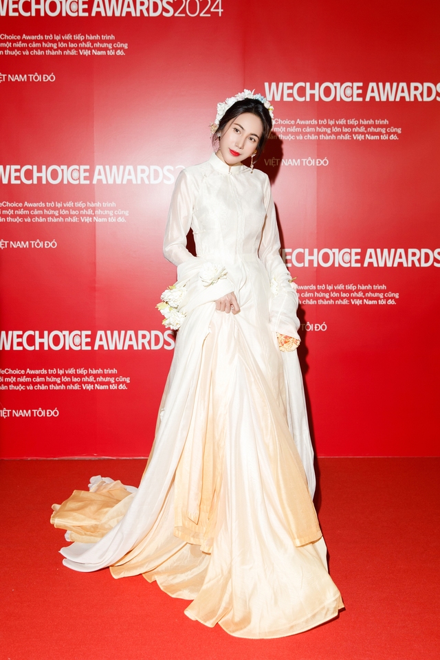 Thủy Tiên tái xuất WeChoice Awards với chiếc áo dài 