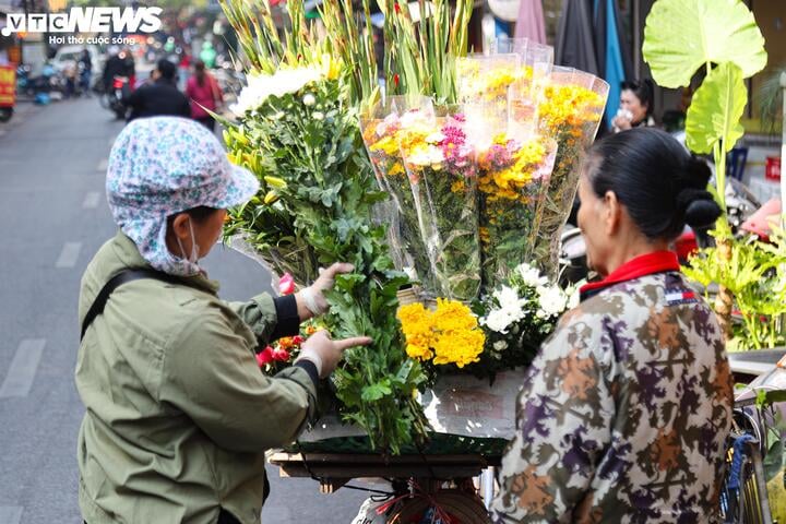 Hơn nửa triệu đồng một con gà ngậm hoa hồng cúng rằm tháng Chạp- Ảnh 5.