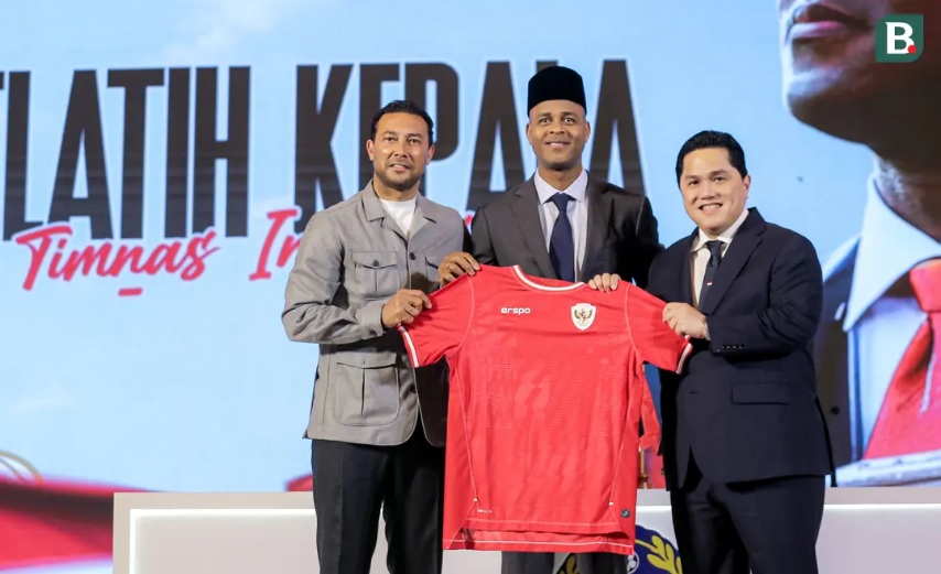 Vừa ra mắt tuyển Indonesia, HLV Kluivert đã gặp khó khi bị “hỏi xoáy” về bê bối cờ bạc- Ảnh 1.