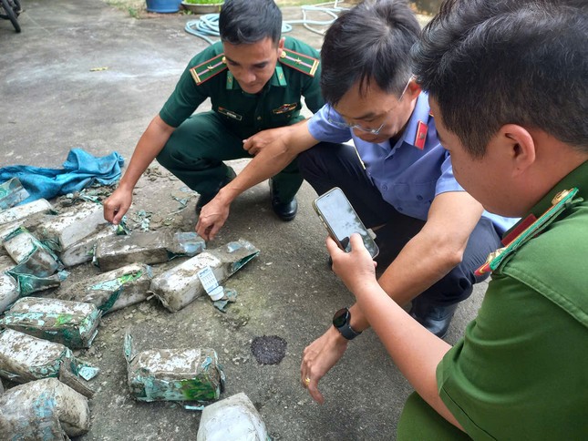 Hàng chục ký tinh thể nghi ma túy dạt vào bờ biển Côn Đảo- Ảnh 3.