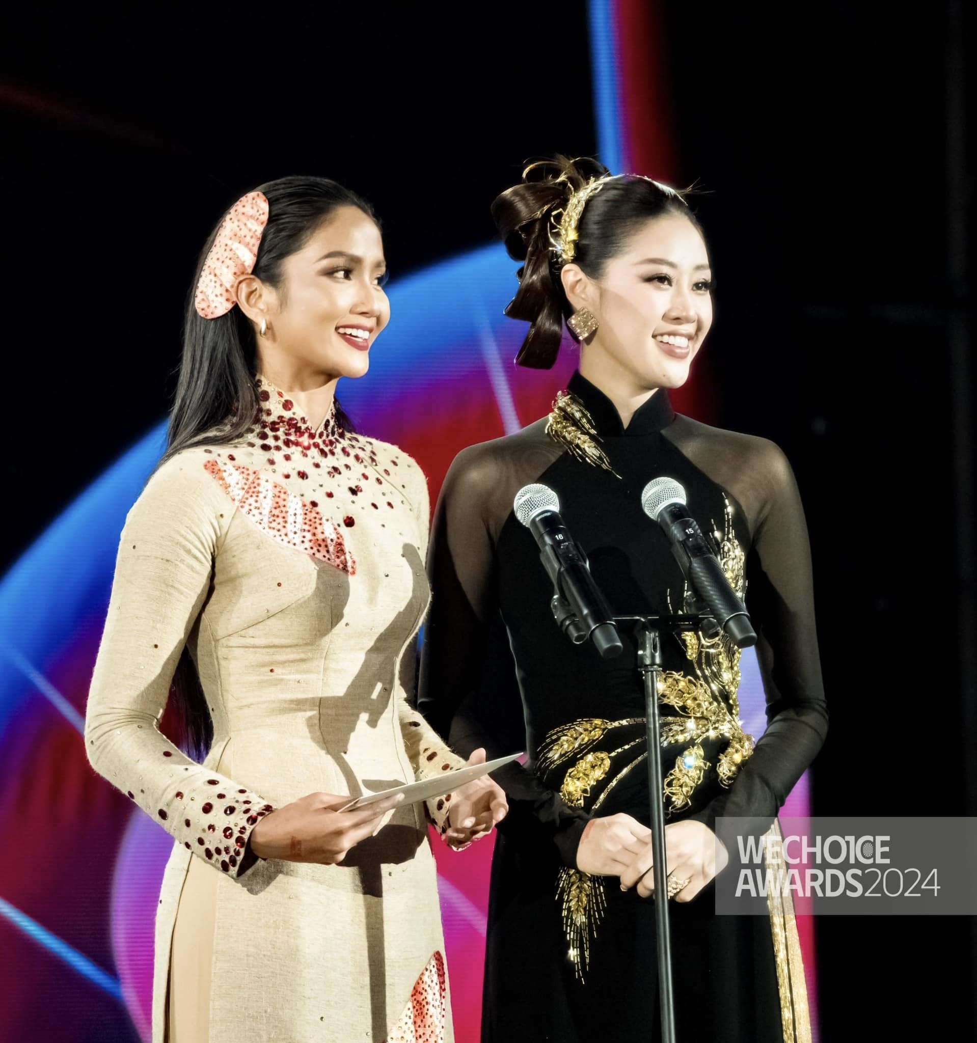 Camera bắt cận cảnh H'Hen Niê có hành động lạ tại hàng ghế đầu WeChoice Awards, biết lý do phía sau càng bất ngờ- Ảnh 3.