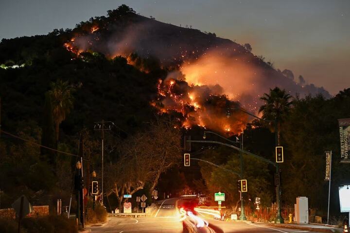 Thảm họa cháy rừng phơi bày loạt bê bối ở bang California- Ảnh 1.