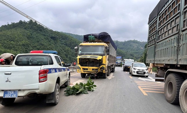 Xe máy va chạm xe tải trên Quốc lộ 9, hai thiếu niên tử vong- Ảnh 1.