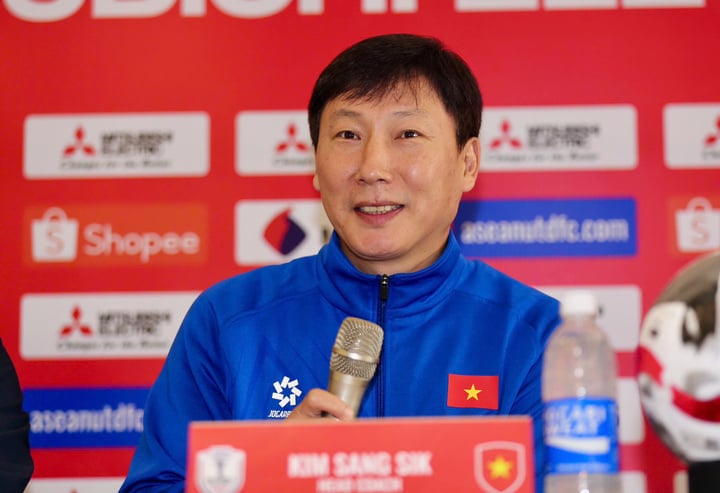 Vô địch AFF Cup 2024, HLV Kim Sang-sik hưởng 'đặc quyền' bất ngờ- Ảnh 1.