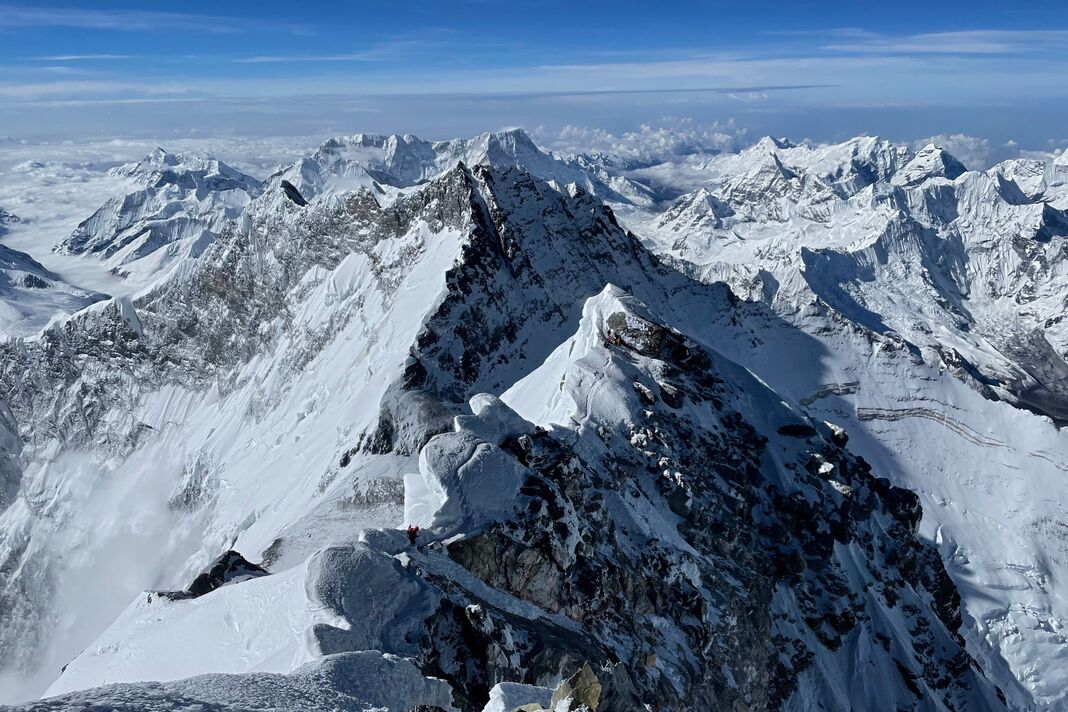 Nếu xét từ chân núi đến đỉnh, Everest không phải ngọn núi cao nhất thế giới. (Ảnh: Getty Images)