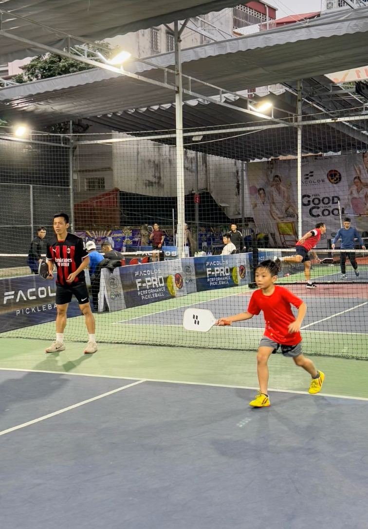 Duy Mạnh đưa con trai đi chơi pickleball, được ngay gái xinh xin chụp ảnh cùng- Ảnh 3.