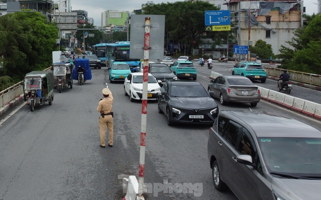 Vì sao cầu Chương Dương vẫn cấm ô tô trên 9 chỗ?- Ảnh 4.