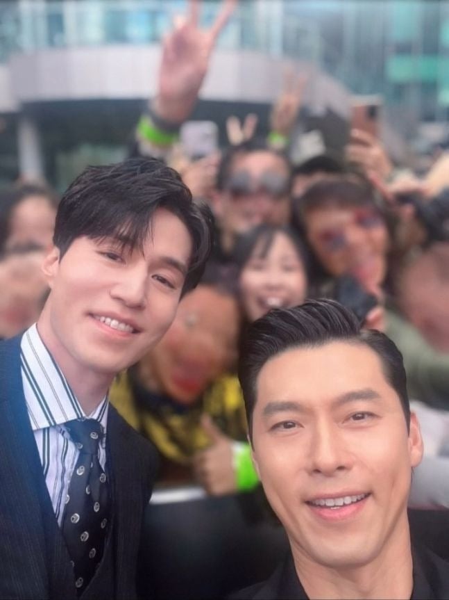 "Ảnh selfie gây sốc của Hyun Bin và Lee Dong Wook"- Ảnh 1.