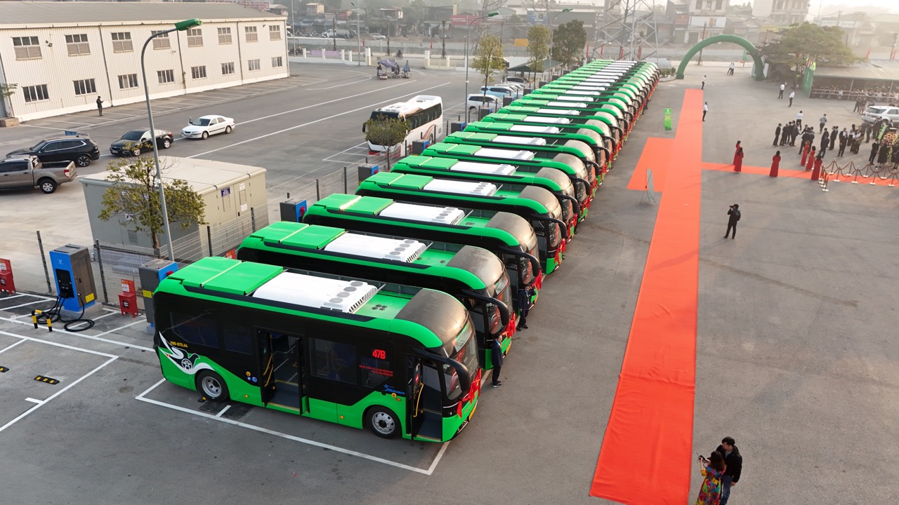 Ảnh thực tế dàn xe bus điện VinFast mới bàn giao: Chứa tối đa 60 người, sàn hạ thấp cho cả xe lăn lên- Ảnh 2.