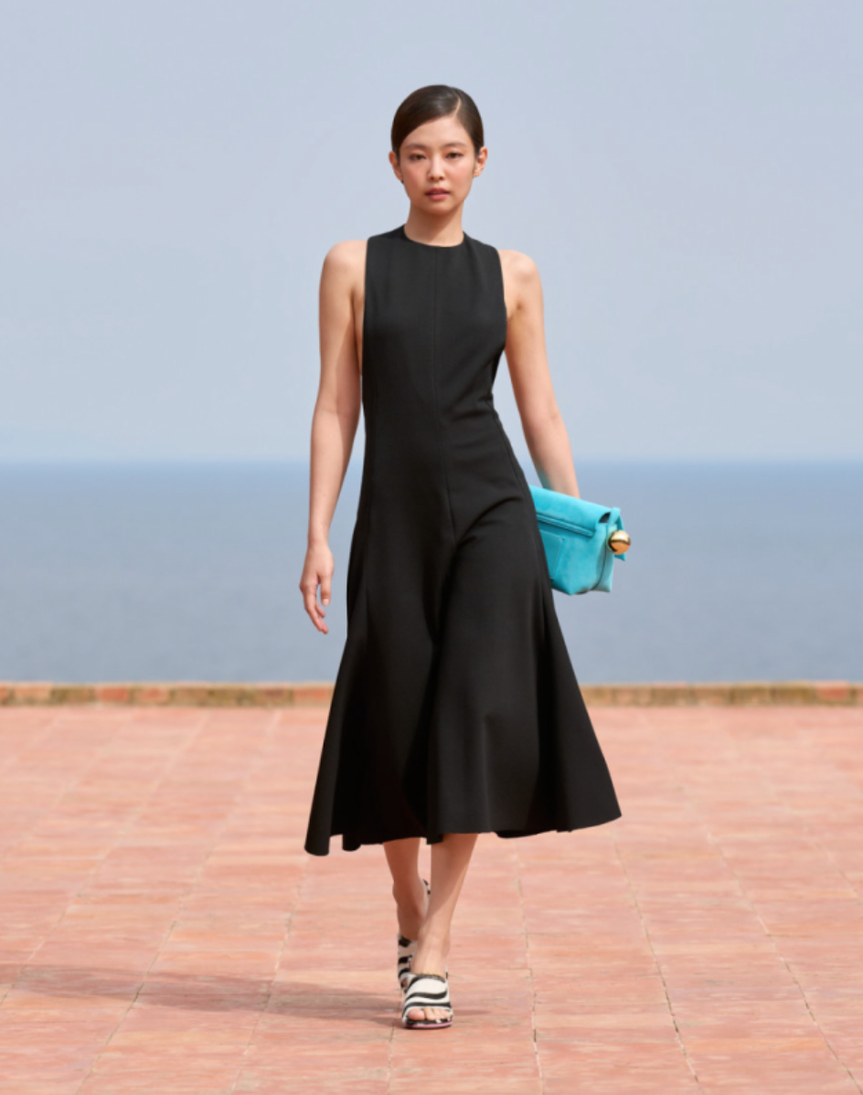 Best Of Fashion 2024: Bag Charm tung hoành, Jennie 