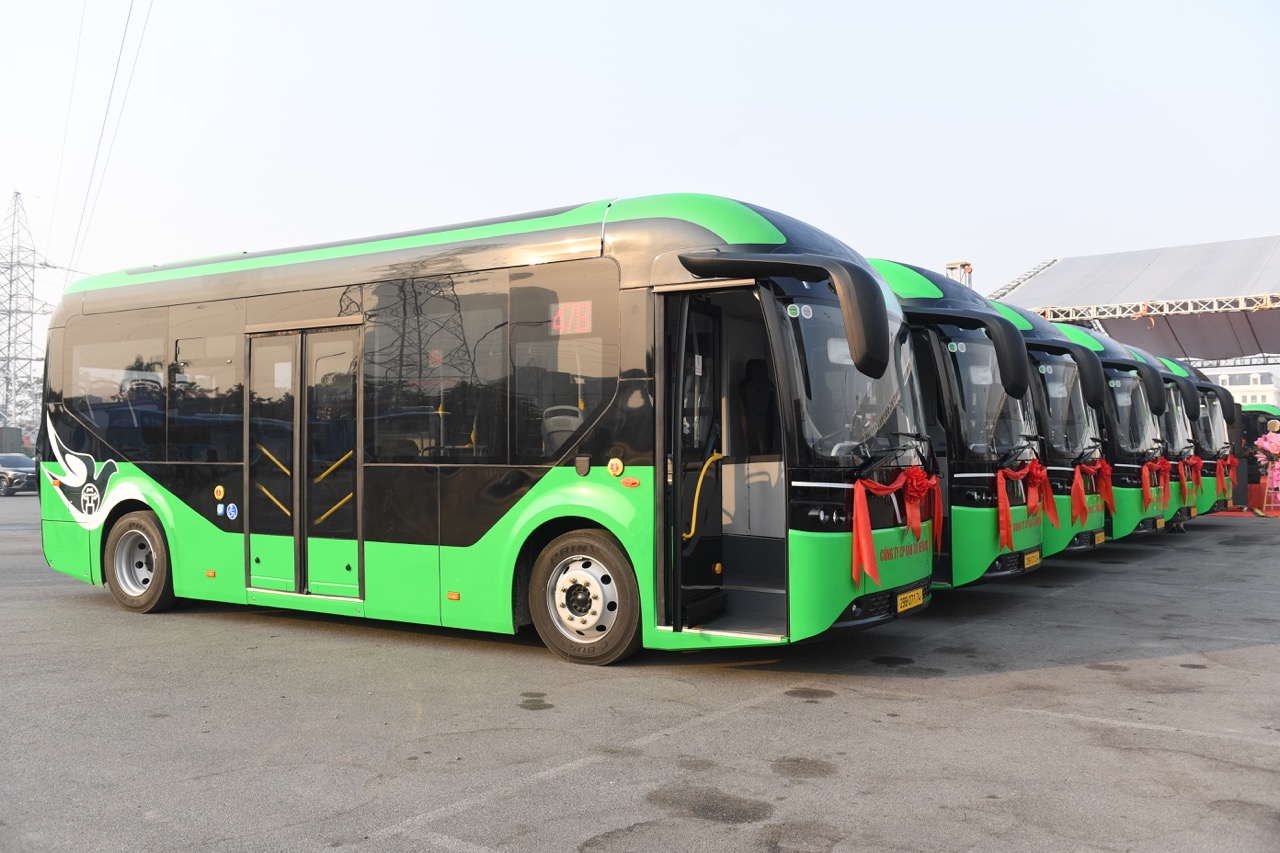 Ảnh thực tế dàn xe bus điện VinFast mới bàn giao: Chứa tối đa 60 người, sàn hạ thấp cho cả xe lăn lên- Ảnh 5.