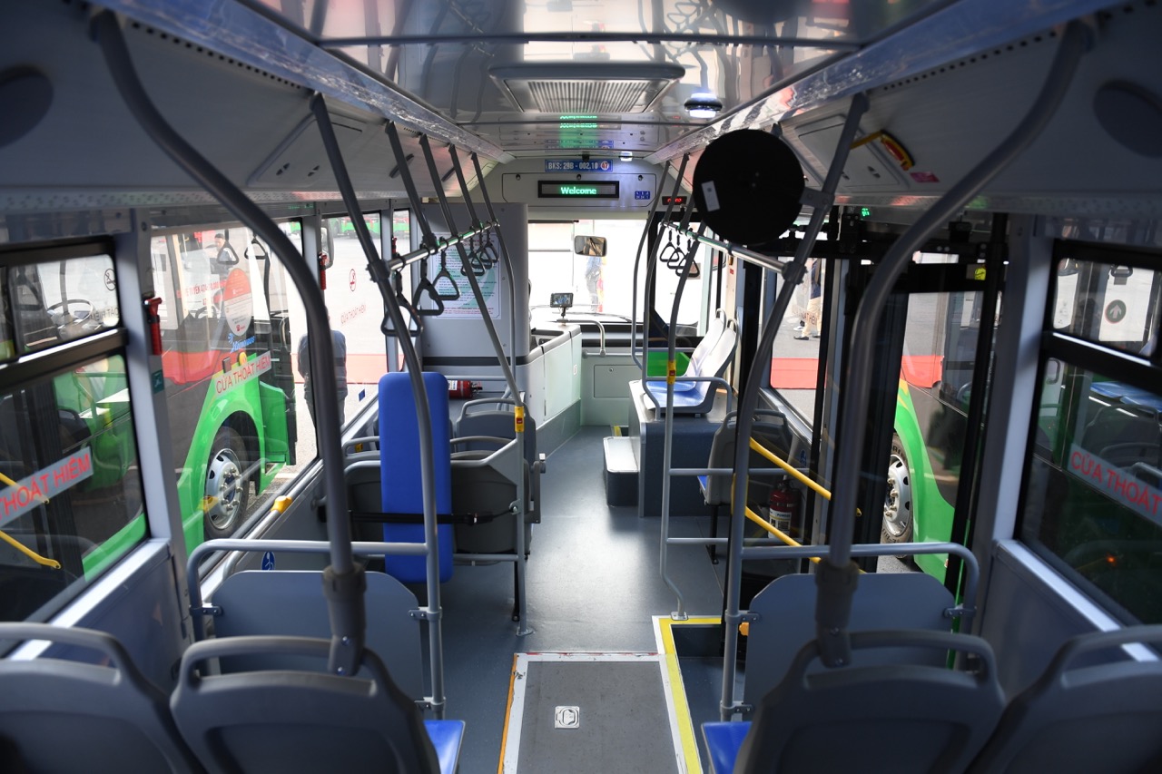 Ảnh thực tế dàn xe bus điện VinFast mới bàn giao: Chứa tối đa 60 người, sàn hạ thấp cho cả xe lăn lên- Ảnh 7.