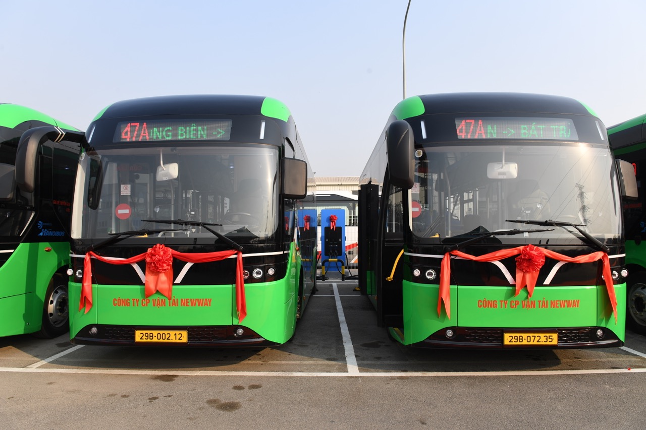 Ảnh thực tế dàn xe bus điện VinFast mới bàn giao: Chứa tối đa 60 người, sàn hạ thấp cho cả xe lăn lên- Ảnh 4.