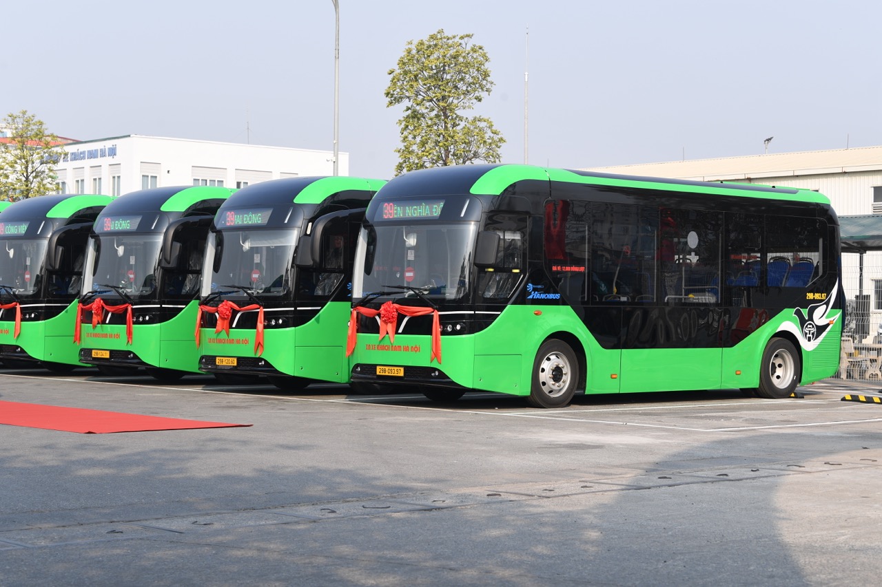 Ảnh thực tế dàn xe bus điện VinFast mới bàn giao: Chứa tối đa 60 người, sàn hạ thấp cho cả xe lăn lên- Ảnh 3.