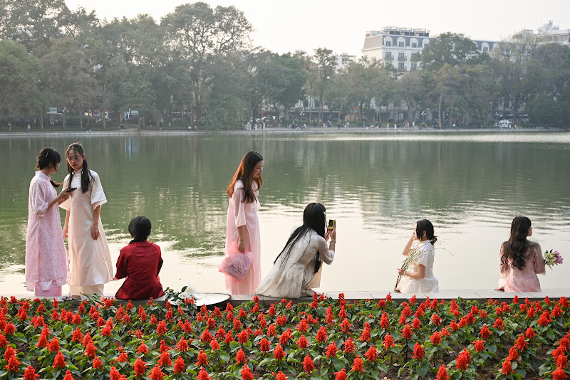 Những ngày này trên hồ Hoàn Kiếm: Đi đâu cũng gặp các "nàng thơ" áo dài xinh xắn- Ảnh 2.