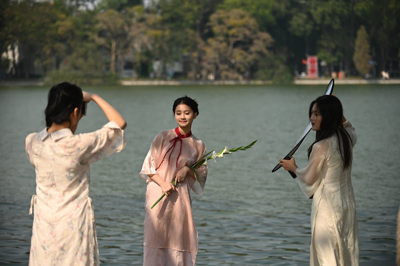 Những ngày này trên hồ Hoàn Kiếm: Đi đâu cũng gặp các "nàng thơ" áo dài xinh xắn- Ảnh 3.