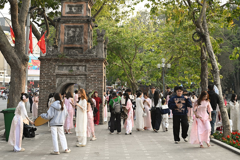 Những ngày này trên hồ Hoàn Kiếm: Đi đâu cũng gặp các "nàng thơ" áo dài xinh xắn- Ảnh 8.