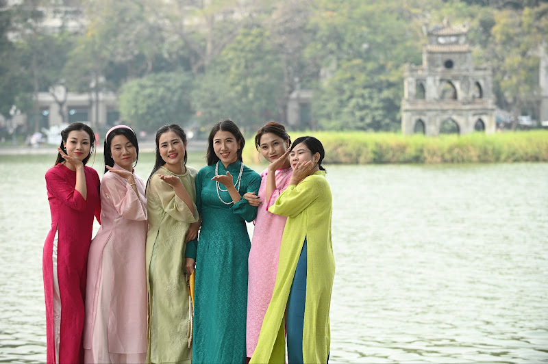 Những ngày này trên hồ Hoàn Kiếm: Đi đâu cũng gặp các "nàng thơ" áo dài xinh xắn- Ảnh 11.