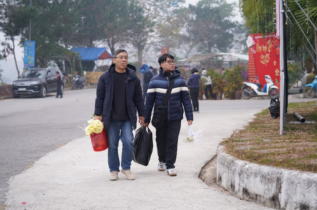 Hà Nội: Người dân nô nức vượt hàng chục cây số đi tảo mộ trong giá rét- Ảnh 1.