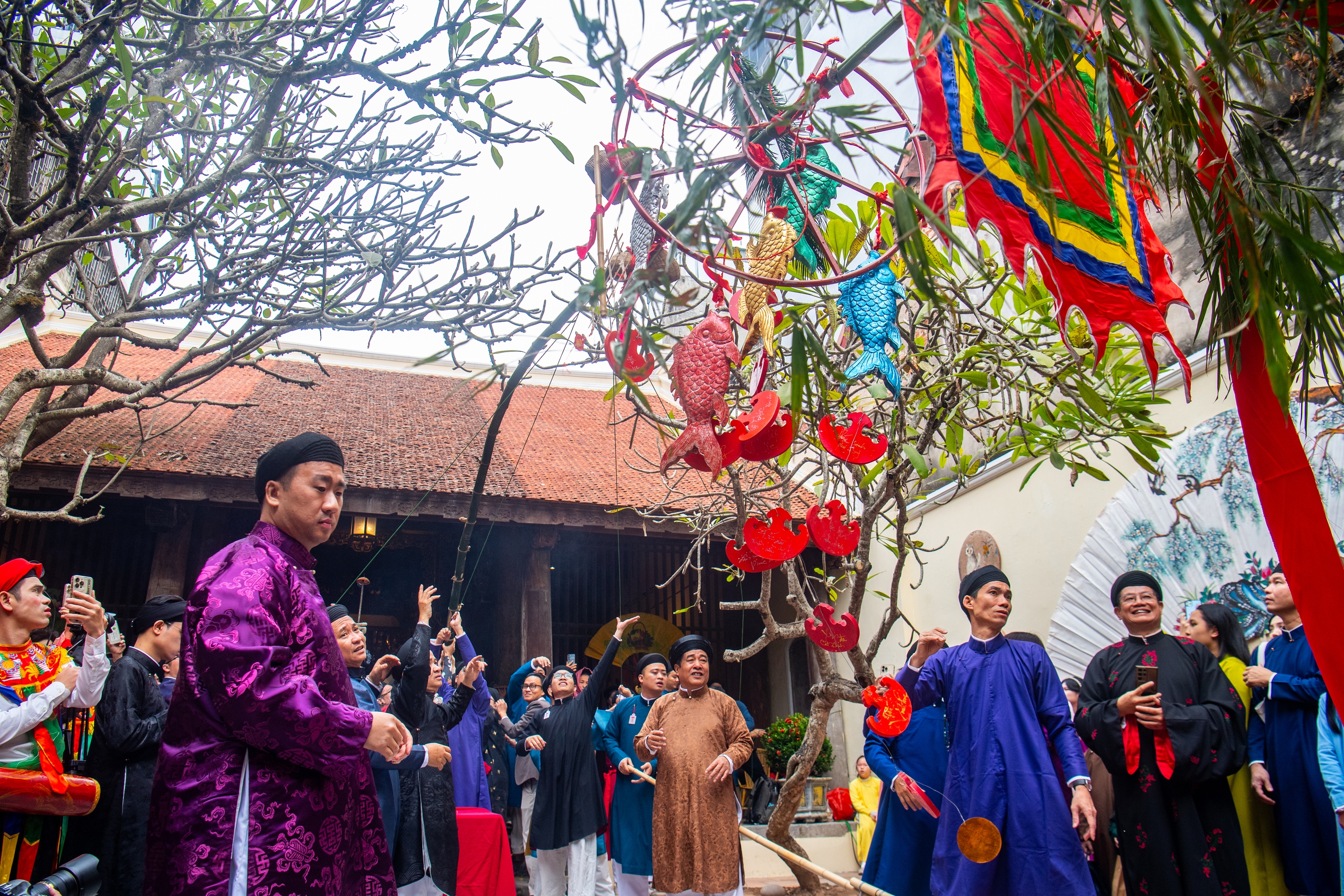 Hàng trăm người mặc cổ phục, tái hiện Tết Hà Nội xưa qua nhiều tuyến phố: Cảnh tượng đẹp giữa thủ đô khiến ai cũng phải trầm trồ!- Ảnh 10.