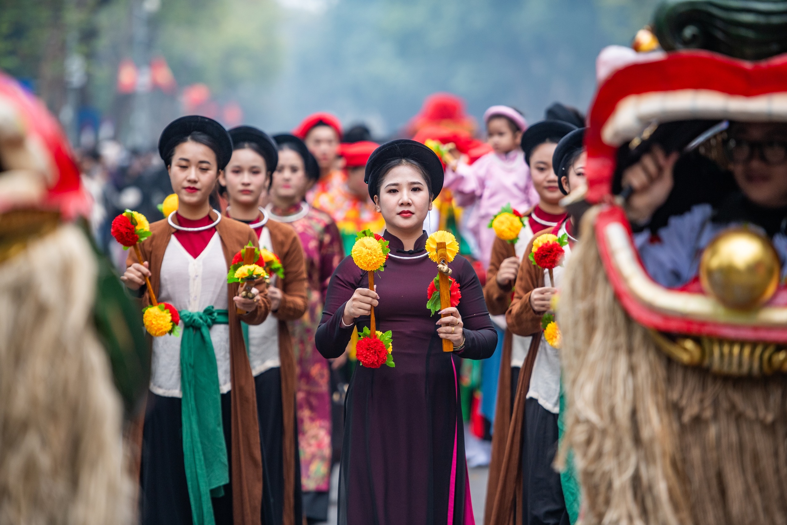 Hàng trăm người mặc cổ phục, tái hiện Tết Hà Nội xưa qua nhiều tuyến phố: Cảnh tượng đẹp giữa thủ đô khiến ai cũng phải trầm trồ!- Ảnh 5.