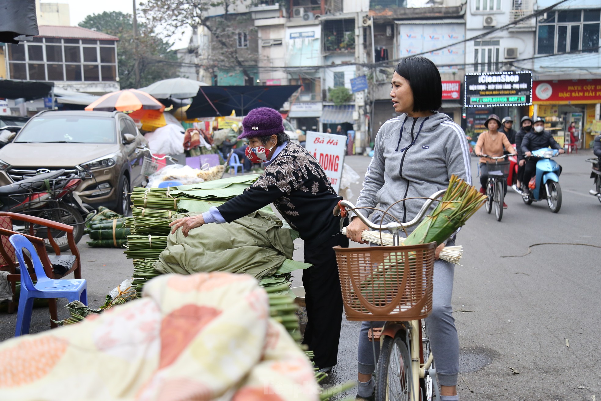 Chợ lá dong lâu đời nhất Hà Nội tấp nập từ sáng đến tối- Ảnh 4.