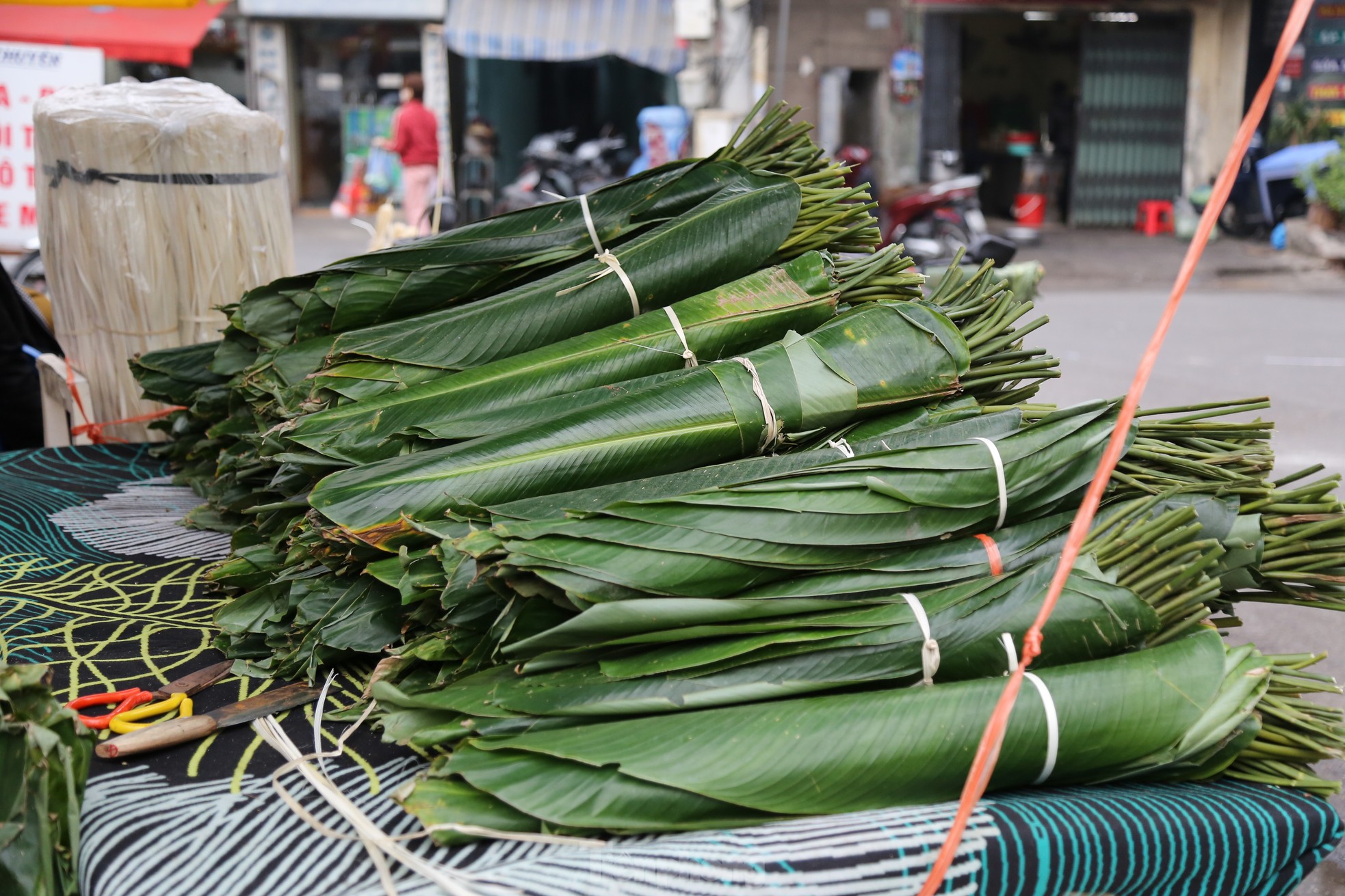 Chợ lá dong lâu đời nhất Hà Nội tấp nập từ sáng đến tối- Ảnh 2.