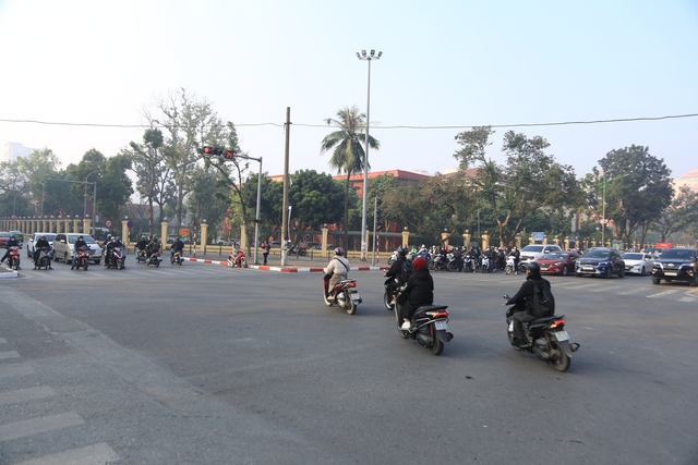 Ngày đi làm đầu tiên của năm 2025: Các ngã tư ở Hà Nội trật tự và ngay ngắn đến lạ!- Ảnh 8.