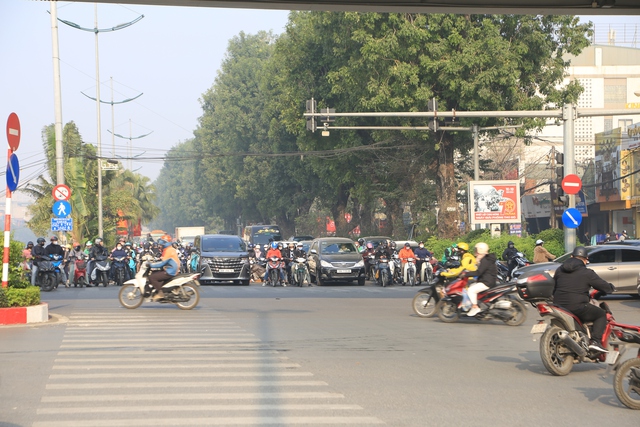 Ngày đi làm đầu tiên của năm 2025: Các ngã tư ở Hà Nội trật tự và ngay ngắn đến lạ!- Ảnh 12.