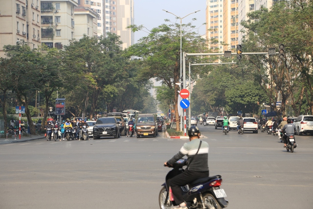 Ngày đi làm đầu tiên của năm 2025: Các ngã tư ở Hà Nội trật tự và ngay ngắn đến lạ!- Ảnh 19.