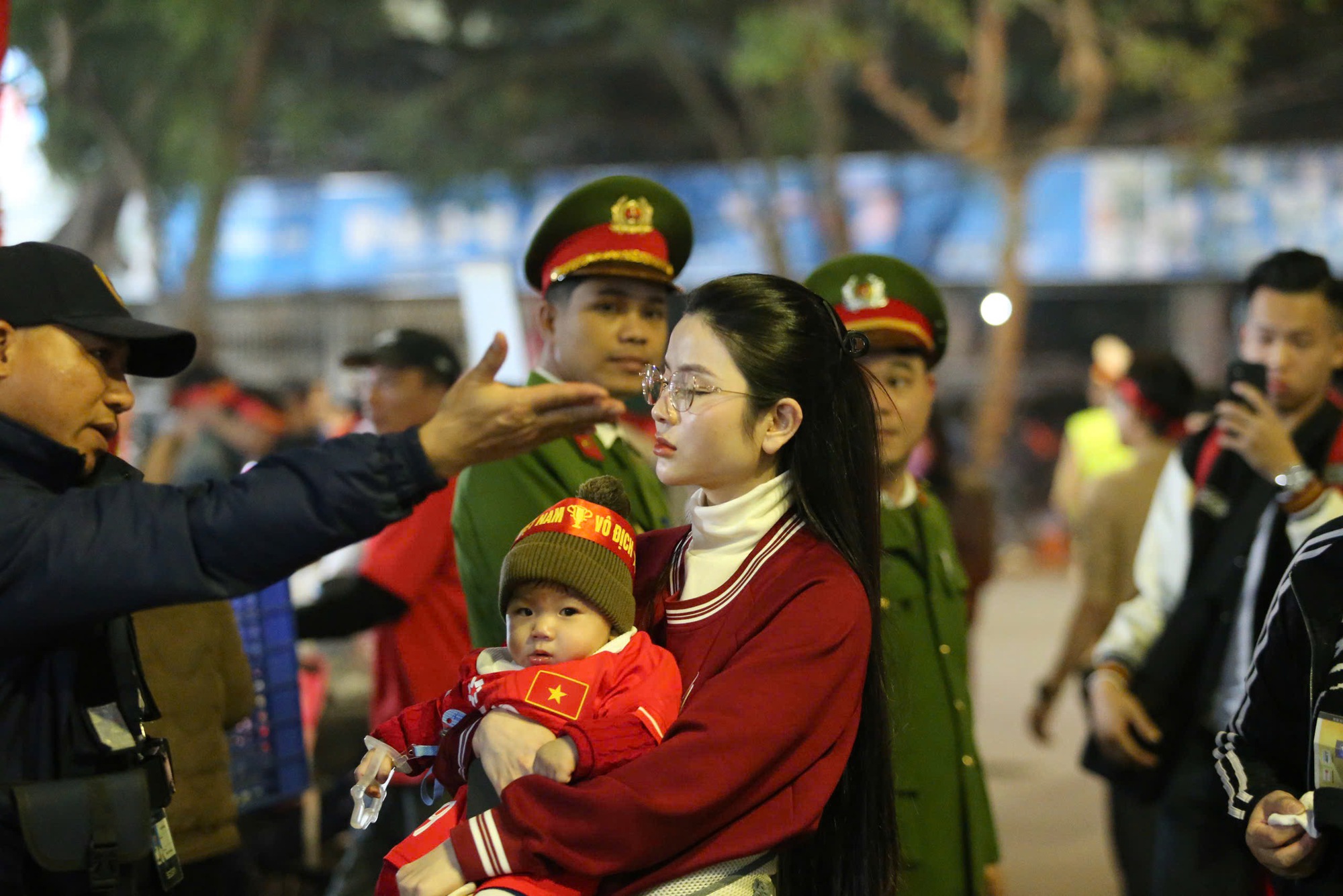 Chu Thanh Huyền đưa con trai đến cổ vũ Quang Hải, một hành động gây chú ý giữa chốn đông người- Ảnh 5.