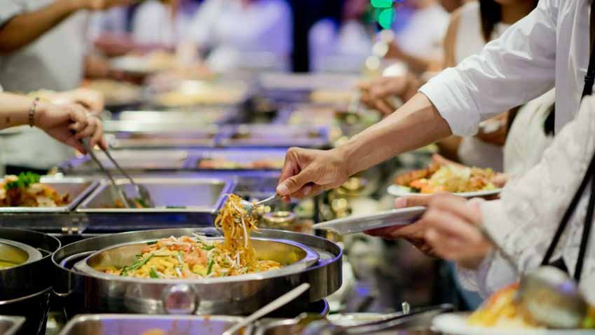 Khách mua 1 suất buffet 120.000 đồng cho 3 người, bị nhà hàng nhắc nhở liền phản ứng: “Chúng tôi sợ lãng phí đồ ăn”- Ảnh 2.