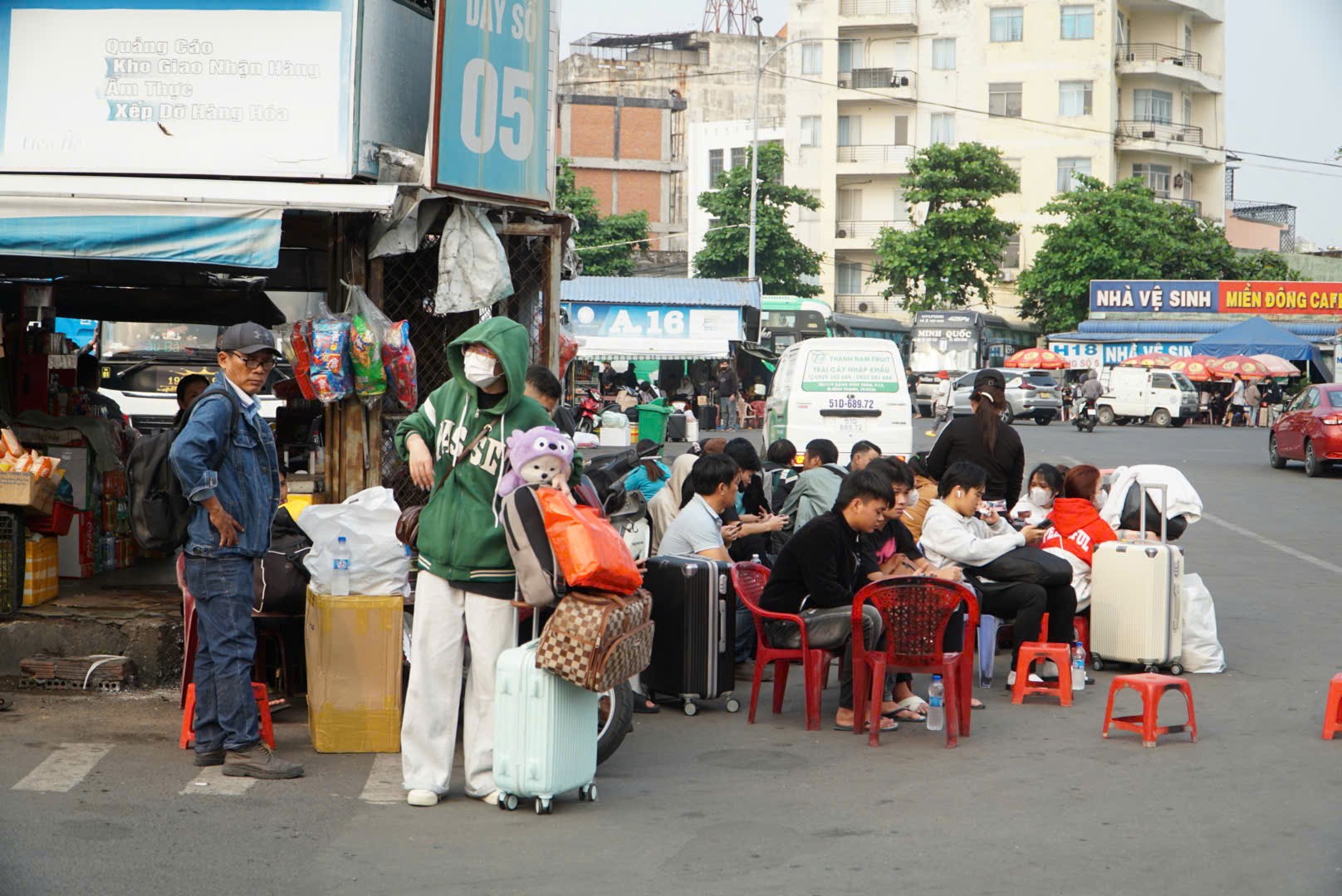 Người dân lỉnh kỉnh hành lý, bắt đầu rời TPHCM về quê đón Tết- Ảnh 18.