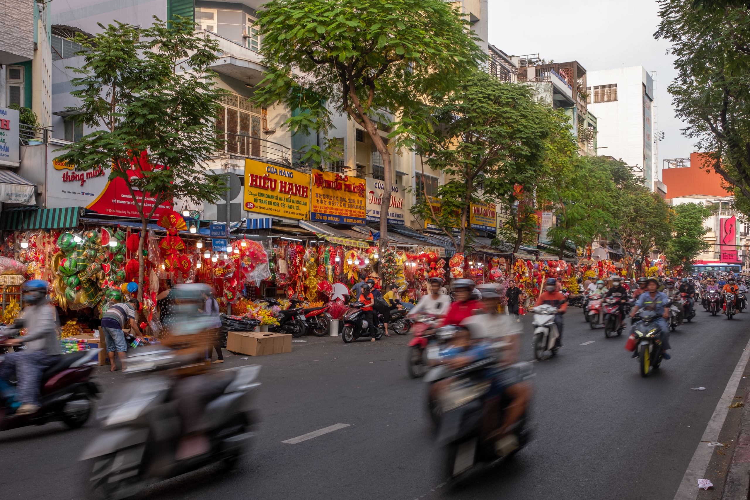 Sắc xuân rực rỡ tại "thủ phủ" đồ Tết ở TP.HCM, người dân hân hoan mua sắm chụp ảnh- Ảnh 1.