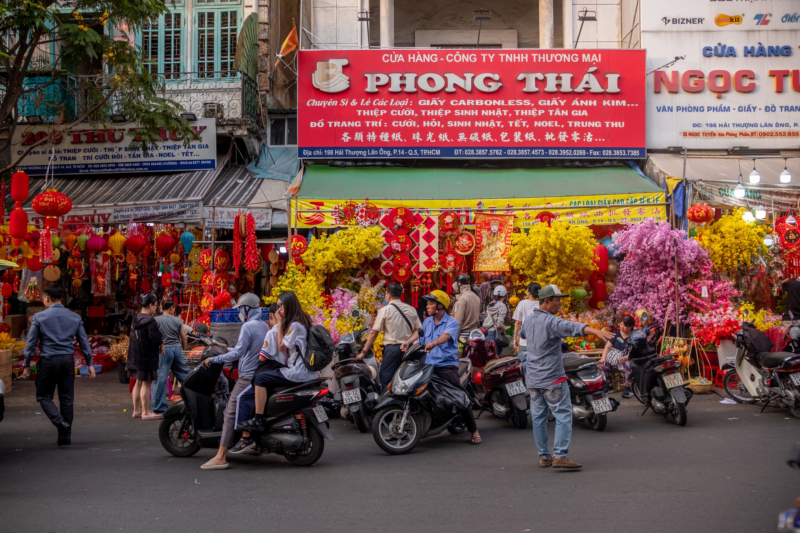 Sắc xuân rực rỡ tại "thủ phủ" đồ Tết ở TP.HCM, người dân hân hoan mua sắm chụp ảnh- Ảnh 2.