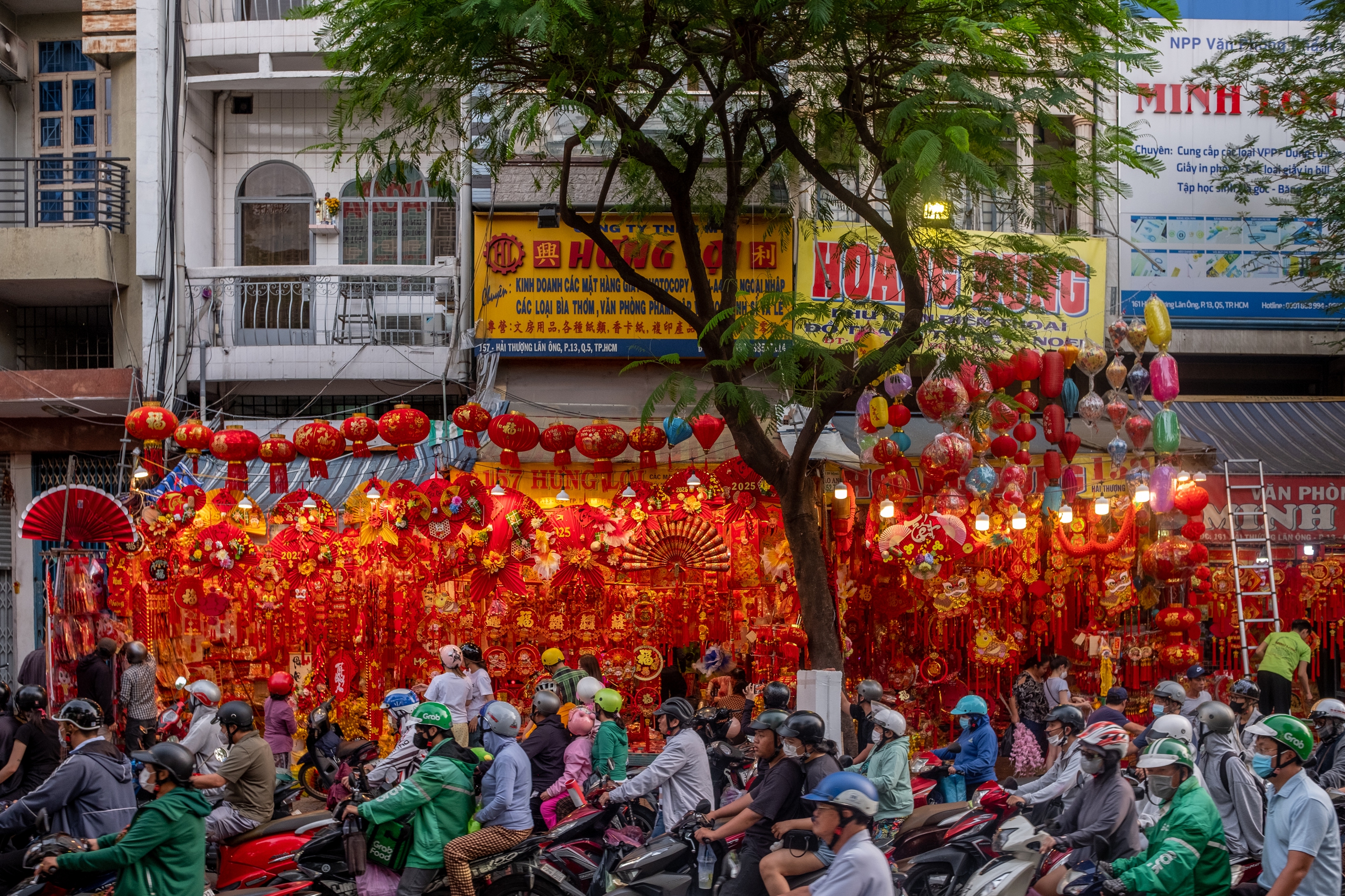 Sắc xuân rực rỡ tại "thủ phủ" đồ Tết ở TP.HCM, người dân hân hoan mua sắm chụp ảnh- Ảnh 15.