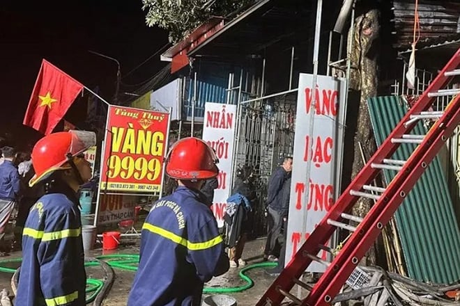 Ch&aacute;y cửa h&agrave;ng v&agrave;ng bạc ở H&ograve;a B&igrave;nh, 3 người tho&aacute;t nạn nhờ lối cửa sau- Ảnh 1.
