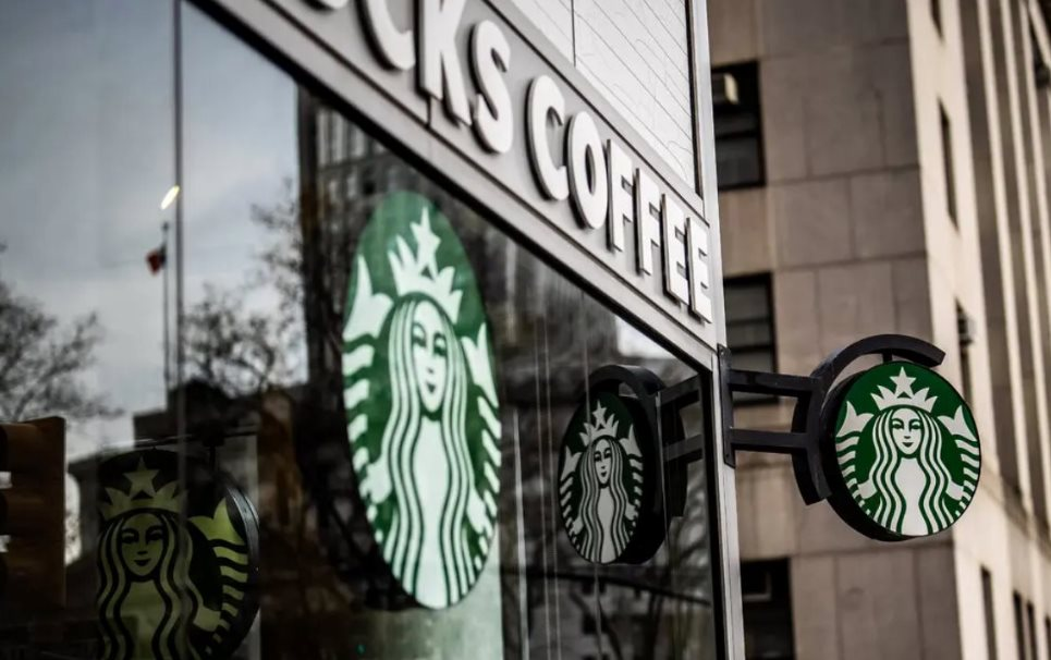 Bão sa thải đang tới rất gần: Starbucks tuyên bố sẽ cắt giảm nhân sự trên toàn cầu trong năm 2025- Ảnh 1.