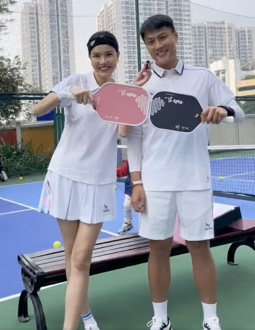 Bắt gặp Mạc Hồng Quân và vợ siêu mẫu tình tứ trên sân pickleball, nàng WAG được tổ chức sinh nhật đặc biệt- Ảnh 1.