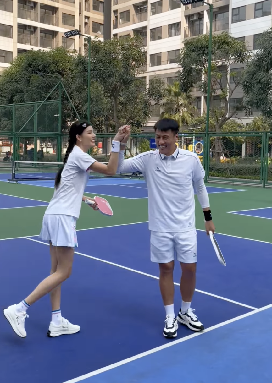 Bắt gặp Mạc Hồng Quân và vợ siêu mẫu tình tứ trên sân pickleball, nàng WAG được tổ chức sinh nhật đặc biệt- Ảnh 2.