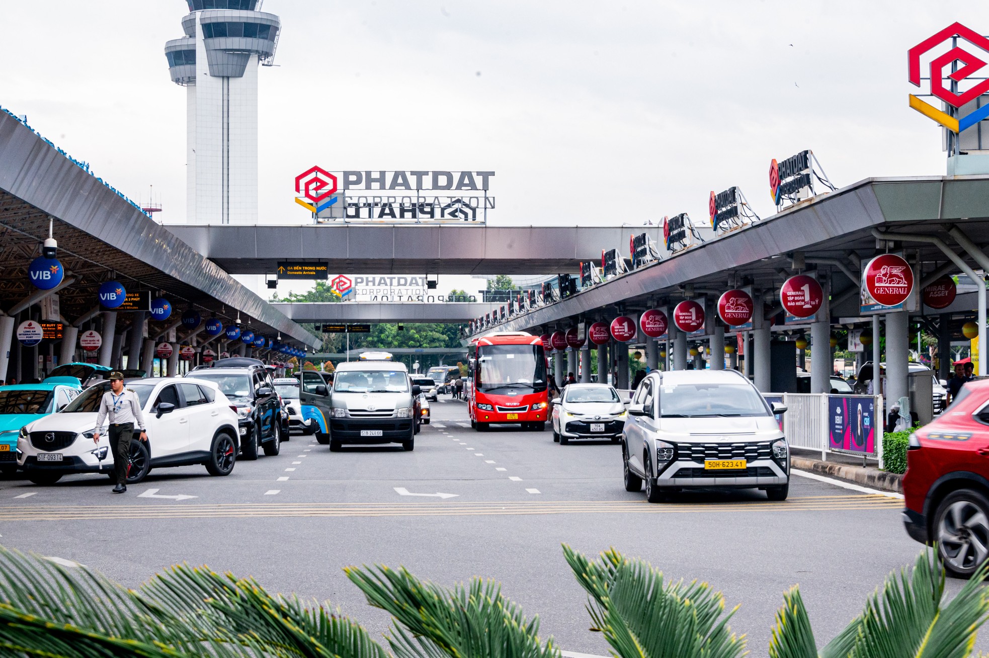 Sân bay Tân Sơn Nhất vào cao điểm đón lượng khách 'khủng' dịp Tết- Ảnh 4.